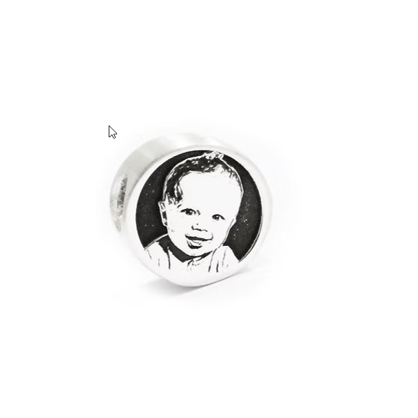 Il Charm tondo con foto  è un gioiello personalizzabile in argento 925, ideale per custodire un ricordo speciale.