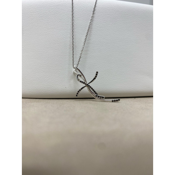 Collana in Oro Bianco 18kt con Croce e Swarovski Neri – Eleganza e Stile